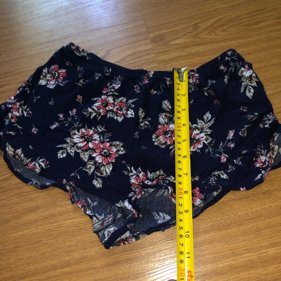 Flowery shorts - Picture 3 of 3